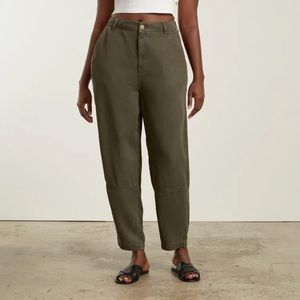Everlane relaxed chino in beech. Size 0.